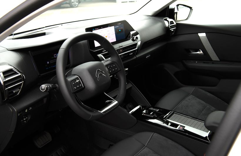Black interior of the Citroen e-C4X 